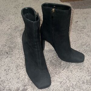 Ankle sueded square toe boots